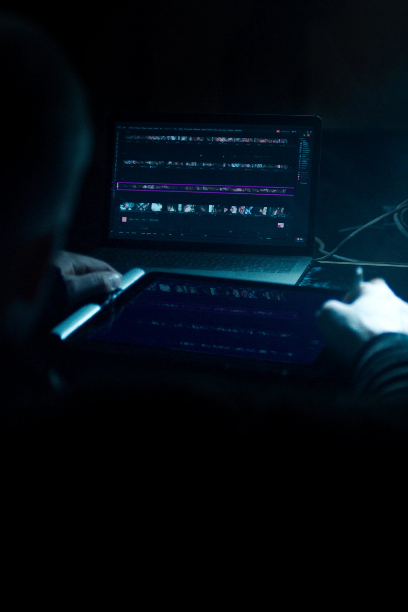 Aluno editando no seu estúdio